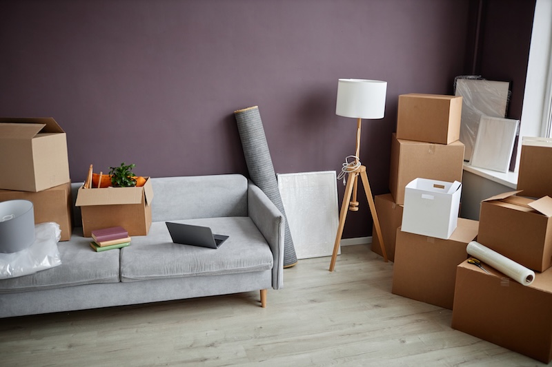 Flyttlådor i vardagsrum